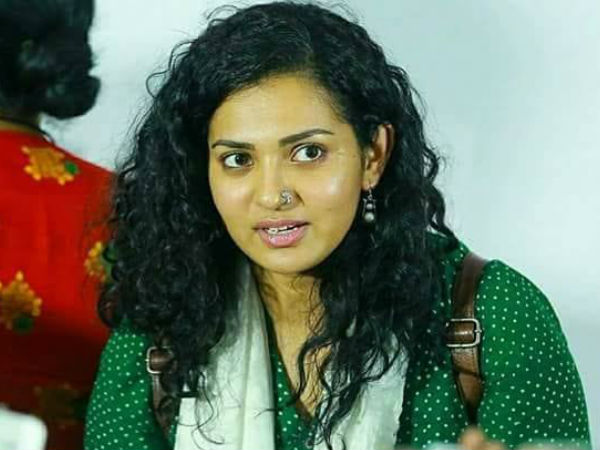 മുഖത്ത് വല്ലാത്ത ധാർമ്മിക രോഷം 