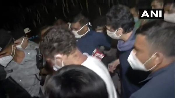 നോയ്ഡയില്‍ വെച്ച് യാത്ര തടഞ്ഞു