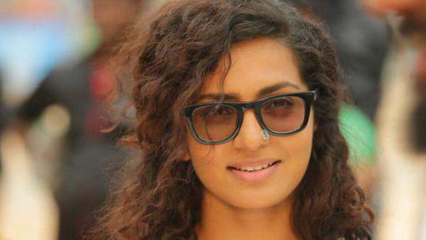 സ്ത്രീകളെഅടിച്ചമർത്തുന്നു സ്ത്രീകളെഅടിച്ചമർത്തുന്നു