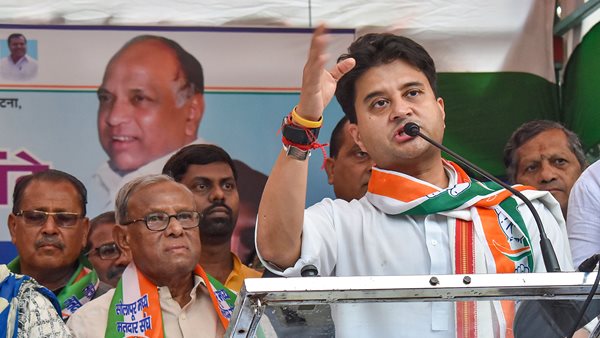 കമൽനാഥും സിന്ധ്യയും തമ്മിലുള്ള അധികാര വടംവലി