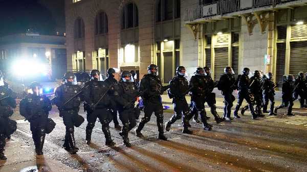 ചുറ്റികകളും തോക്കും