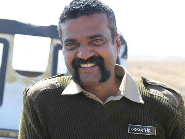 റോഡരുകിൽ ചെറിയൊരു ആൾക്കുട്ടം 
