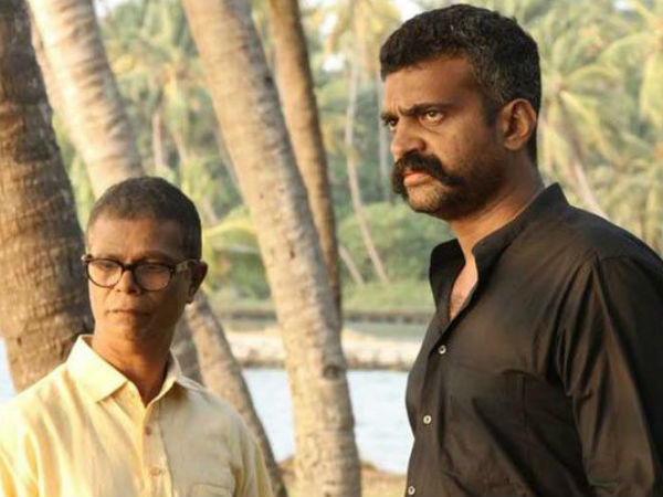 ഒരു യുവാവ് ബൈക്കിൽ പാഞ്ഞെത്തി 