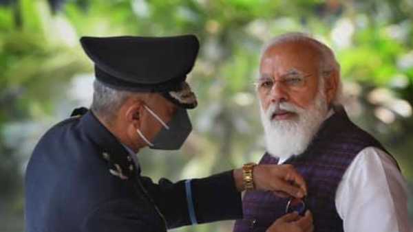 ക്യാമറയില്‍ നോക്കുന്ന മോദി