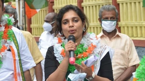 സ്ത്രീകൾ പാടില്ലെന്നാണോ? 