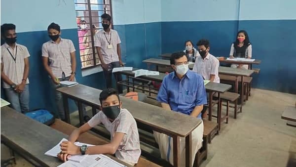 ക്ലാസ്‌ മുറിയിലെത്തി വിദ്യാഭ്യാസ മന്ത്രി