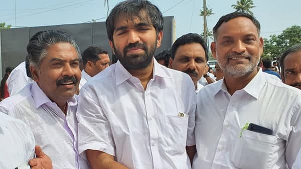 രണ്ട് സീറ്റിന്