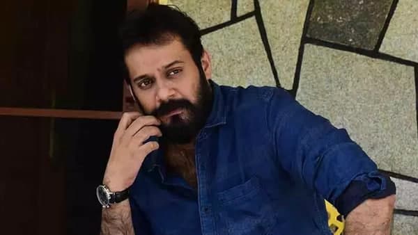  പ്രശസ്ത സംവിധായകന്‍