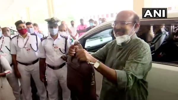 വരുമാന മാര്‍ഗ്ഗങ്ങള്‍ പറയുന്നില്ല