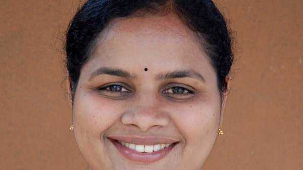 സിന്ധു ജോയ് വന്നിറങ്ങി