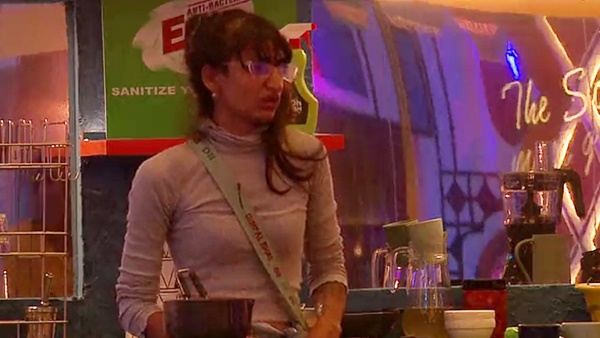 ക്യാപ്റ്റനു മുന്നില് ഡിംപൽ ക്യാപ്റ്റനു മുന്നില് ഡിംപൽ