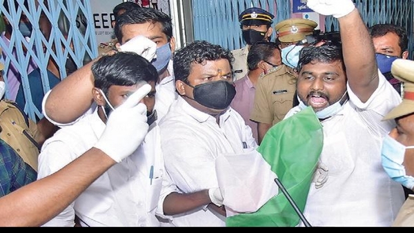 അടൂരില് യൂത്ത് കോണ്ഗ്രസ് അടൂരില് യൂത്ത് കോണ്ഗ്രസ്