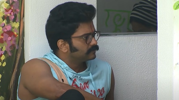 ആശ്വസിപ്പിക്കാനെത്തി മണിക്കുട്ടന് ആശ്വസിപ്പിക്കാനെത്തി മണിക്കുട്ടന്