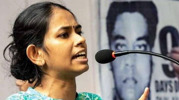 ഐഷെ ഘോഷ് ഇറങ്ങുന്നു