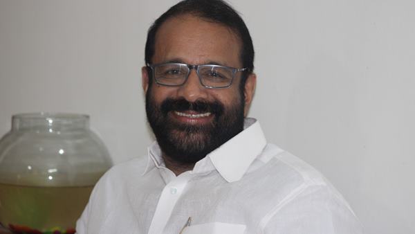 ടോമി കല്ലാനി മത്സരിക്കുന്നു