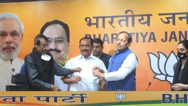 പാര്‍ട്ടി ആസ്ഥാനത്ത്