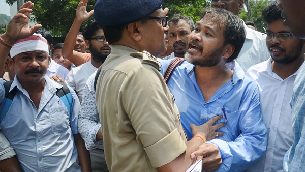 പലതവണ അറസ്റ്റ്