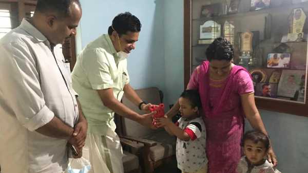 അച്ഛന്റെ കൈയ്യൊപ്പം സുഗന്ധവും നിറഞ്ഞ അച്ഛന്റെ കൈയ്യൊപ്പം സുഗന്ധവും നിറഞ്ഞ