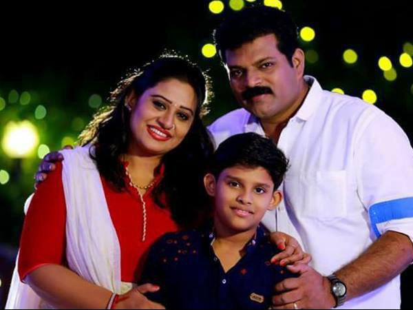 വീട്ടില്‍ ഇരുന്നു