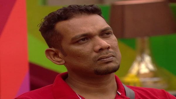 ഒരുമിച്ച് ഇരിക്കുന്നത് കാണാം