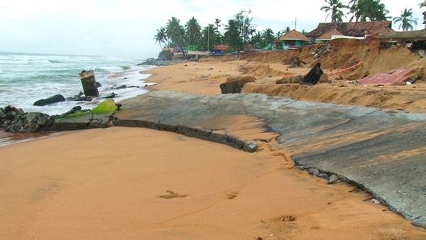 കൂരകൾ തകർന്ന് തരിപ്പണമാകുമ്പോൾ
