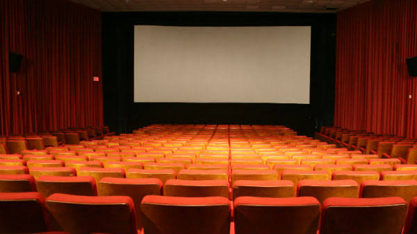 തീയറ്ററിൽ അല്ലെങ്കിൽ