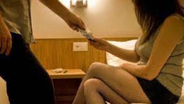 ബിസിനസിനെന്ന വ്യാജേന ലോഡ്ജുകളിൽ മുറിയെടുക്കുന്നു