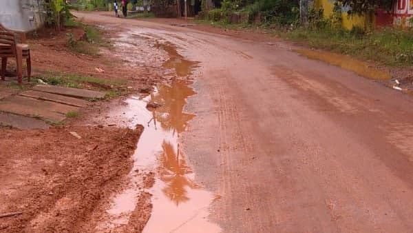 മഴ പെയ്താല്‍ ചെളിയില്‍ കുളിക്കാം