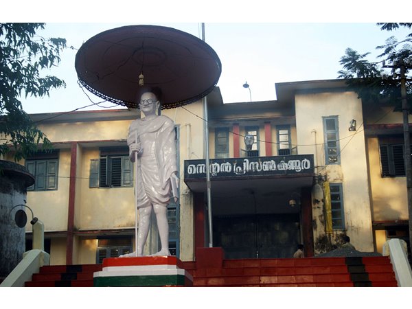 ജോലികളൊക്കെ ചെയ്യുന്നത് തടവുകാര്‍