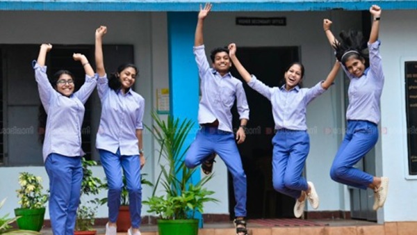 പാവാടയും ബ്ലാസും അല്ലെങ്കില്‍ സാരിയോ ചുരിദാറോ ആണ്