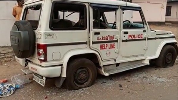 രണ്ട് സ്ഥലത്തും പൊലീസുകാർക്ക് ഗുരുതരമായി പരിക്കേൽക്കുകയും രണ്ട് സ്ഥലത്തും പൊലീസുകാർക്ക് ഗുരുതരമായി പരിക്കേൽക്കുകയും