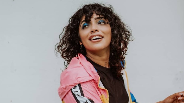 യാത്ര ചെയ്യുന്ന സ്ത്രീകള്‍ സ്വന്തം സംസ്ഥാനം വിട്ടാല്‍ സ്വതന്ത്രവും 