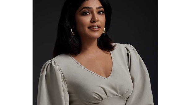 സ്വന്തം വ്യക്തിത്വത്തിന്റെ ചുക്കിച്ചുളിഞ്ഞ വേര്‍ഷന്‍ മാത്രം പുറത്തു കാണിക്കാന്‍ 