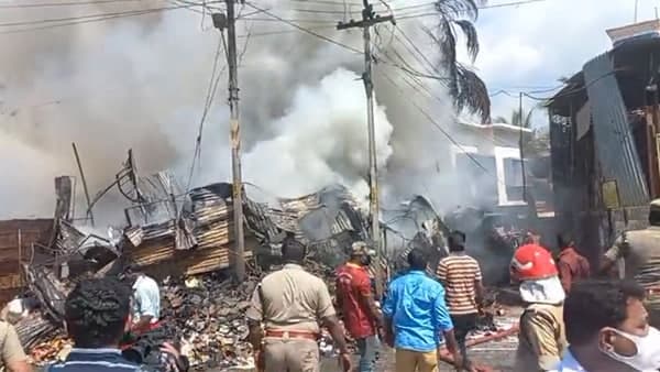 കടയില് ആരെങ്കിലും ഉണ്ടായിരുന്ന എന്ന കാര്യം വ്യക്തമല്ല കടയില് ആരെങ്കിലും ഉണ്ടായിരുന്ന എന്ന കാര്യം വ്യക്തമല്ല