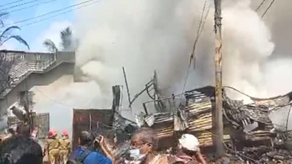 ഗോഡൌണിനോട് ചേർന്ന് കിടക്കുന്ന അഞ്ചോളം കടകളും ഗോഡൌണിനോട് ചേർന്ന് കിടക്കുന്ന അഞ്ചോളം കടകളും