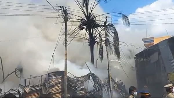 കൂടുതല് ഫയർ ഫോഴ്സ് യൂണിറ്റുകള് എത്തിയാല് മാത്രമേ തീ കൂടുതല് ഫയർ ഫോഴ്സ് യൂണിറ്റുകള് എത്തിയാല് മാത്രമേ തീ