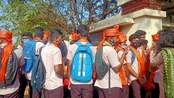 തിങ്കളാഴ്ചയും വിദ്യാർത്ഥികളോട് കാവി ഷാൾ ധരിക്കണമെന്ന്