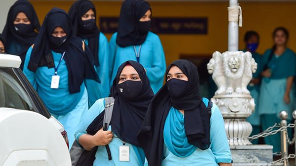 ഹിജാബ് വിലക്കിനെതിരെ ഹൈക്കോടതിയെ സമീപിച്ചു ഹിജാബ് വിലക്കിനെതിരെ ഹൈക്കോടതിയെ സമീപിച്ചു