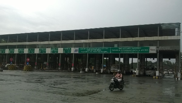 പാലിയേക്കരയിൽ കമ്പനിയുടെ കുടിശ്ശിക തീർക്കുന്നില്ലെന്ന് പരാതി 