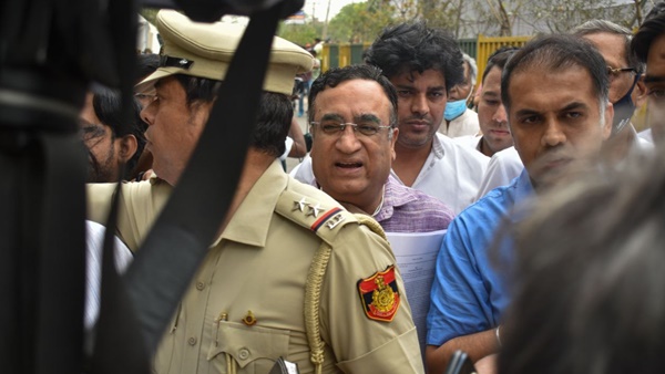 പൊലീസുകാരും മാധ്യപ്രവർത്തകരും തിരക്ക് പിടിച്ച്