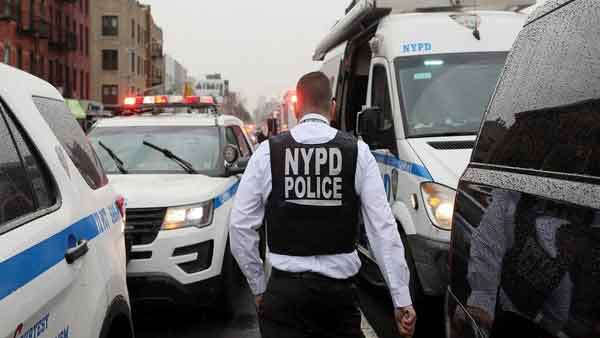 കൃഷ്ണൻ ജയരാമന് നേരെ തേജീന്ദർ രണ്ട് തവണ തുപ്പുന്നതായും