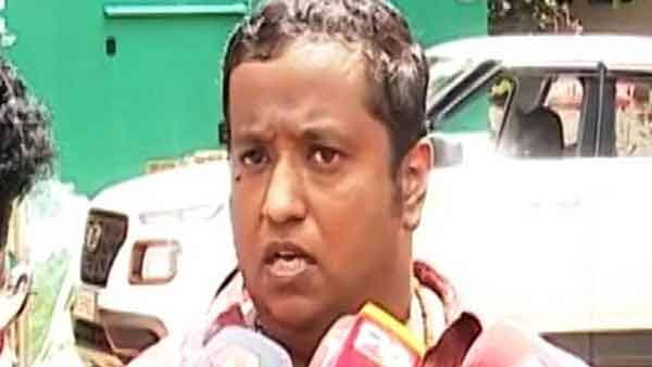 മാധ്യമങ്ങളെ കണ്ട് അകത്ത് കയറിയതിന് ശേഷം ഷാജ് കിരണ്‍