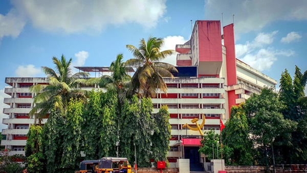 എ കെ ജി സെന്ററിന് നേരെ നടന്ന ബോംബാക്രമണത്തിൽ സമാധാനപരമായ