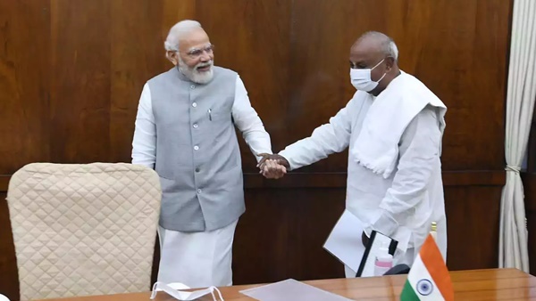 മുൻ പ്രധാനമന്ത്രിയും പാർട്ടി മേധാവിയുമായ എച്ച്‌ഡി 