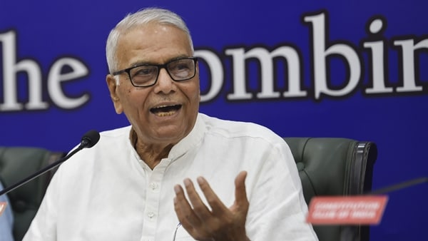 രാഷ്ട്രപതിയും ഉപരാഷ്ട്രപതിയും എങ്ങനെ തിരഞ്ഞെടുക്കപ്പെടുന്നു. മത്സരാർത്ഥി ഇന്ത്യൻ പൗരനും 35 വയസ്സിനു മുകളിലും ആയിരിക്കണം. കൂടാതെ ലോക്‌സഭയിൽ അംഗമാകാൻ യോഗ്യനായിരിക്കുകയും വേണം. കേന്ദ്രഭരണ പ്രദേശങ്ങളിലെയും പാർലമെന്റിന്റെയും സംസ്ഥാനങ്ങളിലെയും നിയമസഭകളിലെയും തിരഞ്ഞെടുക്കപ്പെട്ട അംഗങ്ങൾ ഉൾപ്പെടുന്ന ഇലക്ടറൽ കോളേജാണ് രാഷ്ട്രപതിയെ തിരഞ്ഞെടുക്കുന്നത്.