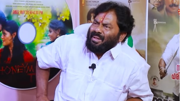രണ്ട് ലക്ഷം രൂപയ്ക്ക് ദിനേശ് പണിക്കരെ പിടിച്ച്