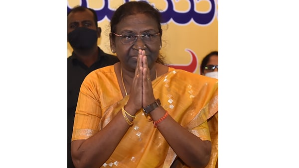 ഒഡീഷയിൽ ഒരു കൗൺസിലറായി പൊതുജീവിതം ആരംഭിച്ച