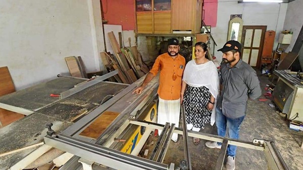 അതേസമയം, തലശ്ശേരിയിലെ ദമ്പതികളുടെ വ്യവസായ 