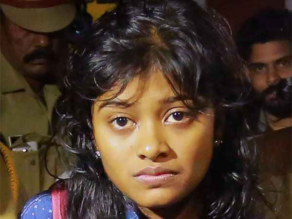 പാവപ്പെട്ട വീട്ടിലെ പെണ്‍കുട്ടികള്‍ വളർന്ന് വരുമ്പോള്‍