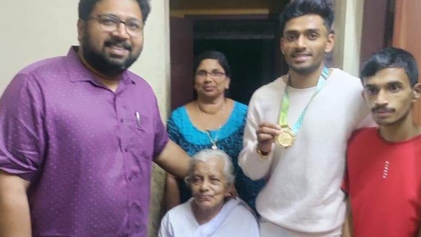 റോഡരികിൽ വാഹനം പാർക്ക്‌ ചെയ്ത് ഇറങ്ങിയത് നല്ല 